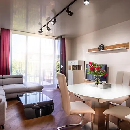 Luxury In Building K55 With Free Garage Apartman *