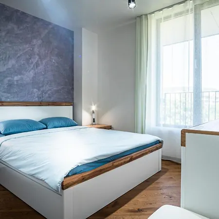 Luxury In Building K55 With Free Garage Apartman