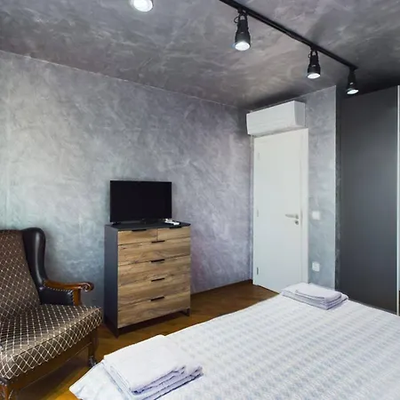 Luxury In Building K55 With Free Garage Apartman