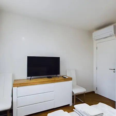 Luxury In Building K55 With Free Garage Apartman